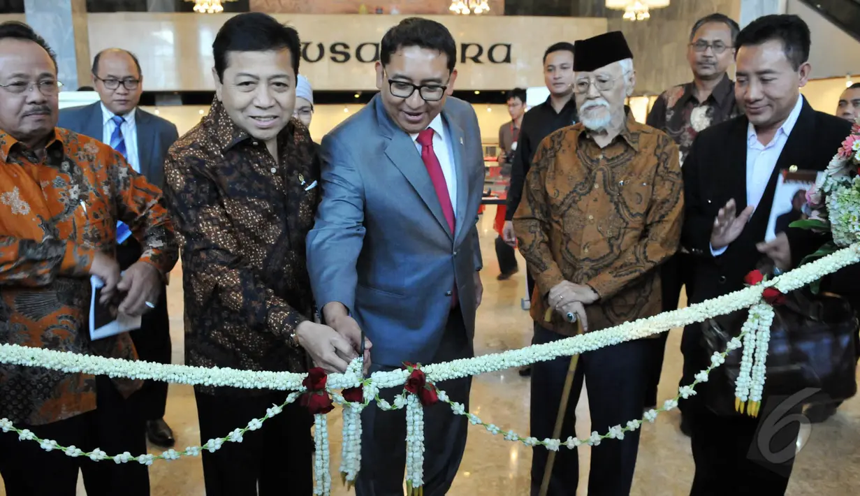 Ketua DPR RI Setya Novanto (kedua kiri) didampingi Fadli Zon (ketiga kanan) bersama pakar keris Indonesia Haryono Haryoguritno (kedua kanan) membuka Pameran Keris Nusantara dalam rangka Harkitnas, Jakarta (20/5/2015). (Liputan6.com/Andrian M Tunay)