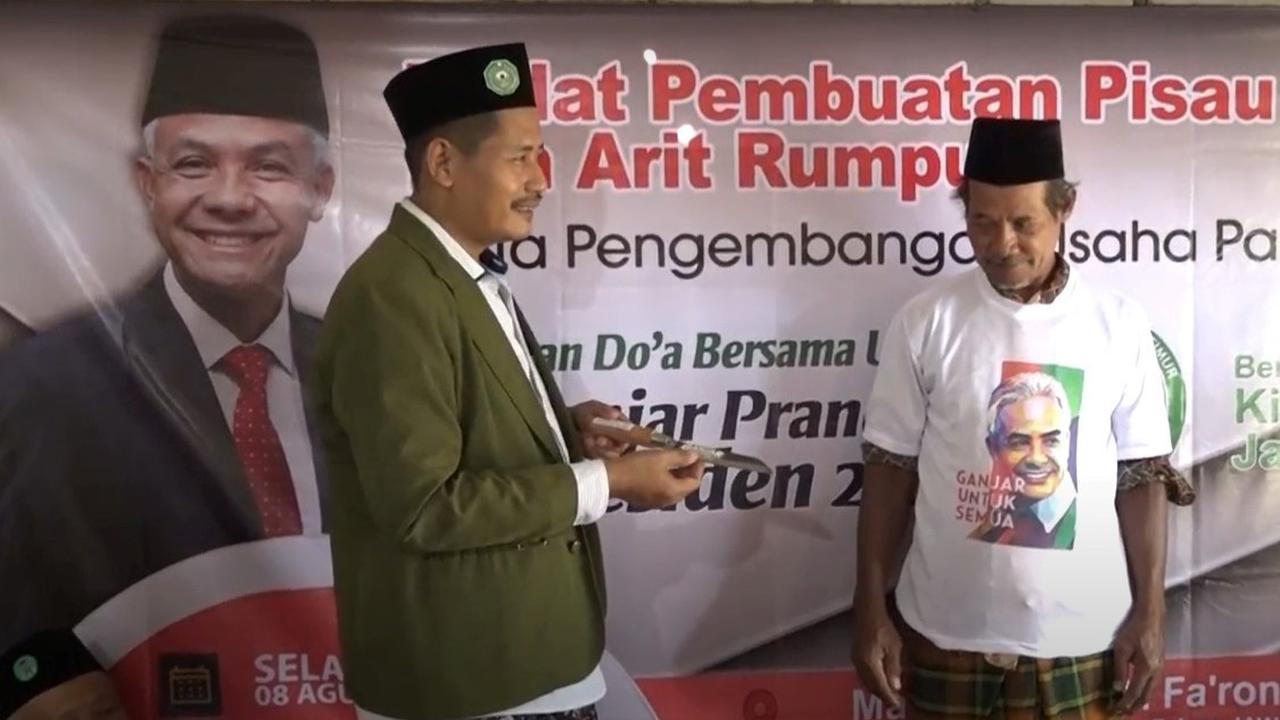Pelatihan membuat pisau untuk warga Tuban oleh relawan Kiai Muda Jatim pendukung Ganjar. (Istimewa)