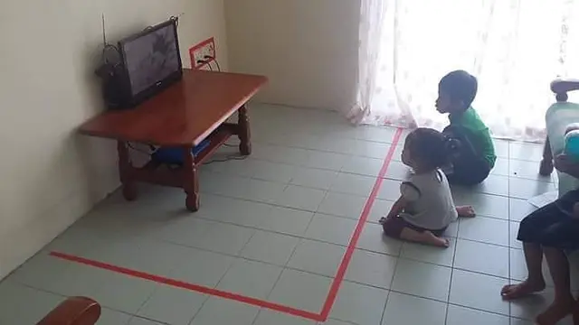 6 Potret Nyeleneh Emak-Emak Saat Asuh Anak Ini Bikin Geleng Kepala