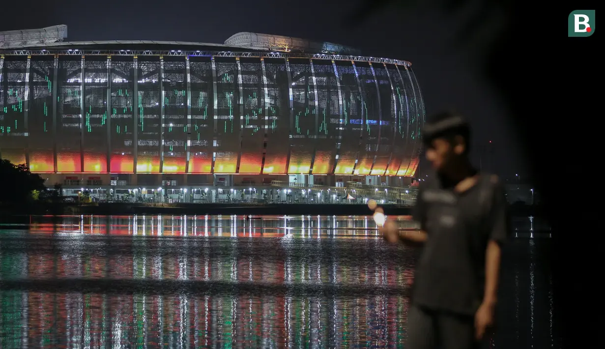 <p>Jakarta International Stadium (JIS) yang dilihat dari Danau Cincin, Papango, Tanjung Priok, Jakarta Utara, 19 April 2022. (Bola.com/Bagaskara Lazuardi)</p>