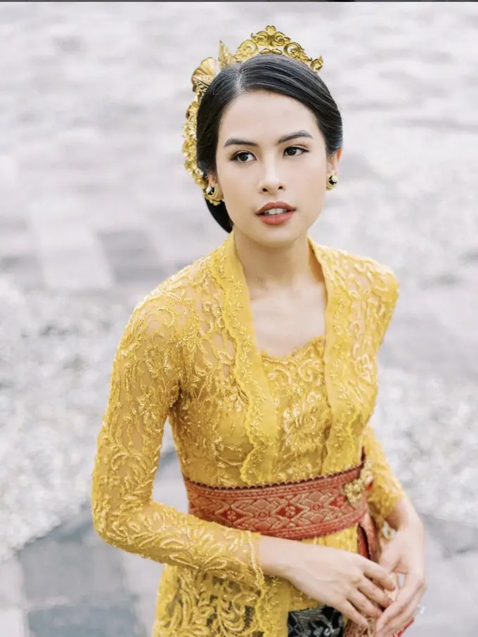 Maudy Ayunda pakai Kebaya Bali