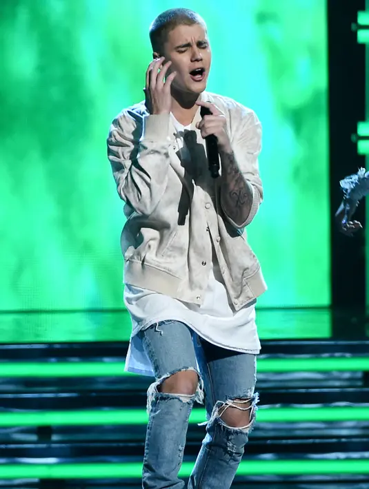 Aksi panggung Justin Bieber pada ajang bergengsi Billboard Music Awards (BBMA) 2016 di T -Mobile Arena, Las Vegas, Minggu (22/5). Meski tampil casual, Justin Bieber tetap memesona. (Kevin Winter/GETTY IMAGES NORTH AMERICA/AFP)