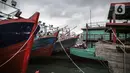 Sejumlah perahu saat bersandar di Pelabuhan Muara Angke, Jakarta, Senin (26/12/2022). Akibat angin  barat dan gelombang tinggi menyebabkan nelayan tradisional di Muara Angke libur melaut. (Liputan6.com/Faizal Fanani)