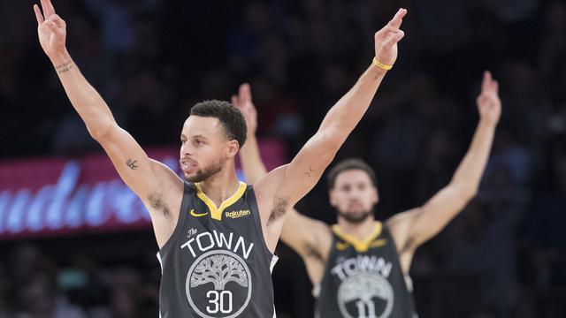 Selebrasi Pemain Warriors usai hajar Knicks