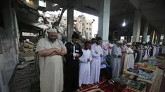 Warga Palestina salat Ied di salah satu masjid yang rusak di Rafah, Senin (28/7/14). (REUTERS/Ibraheem Abu Mustafa)