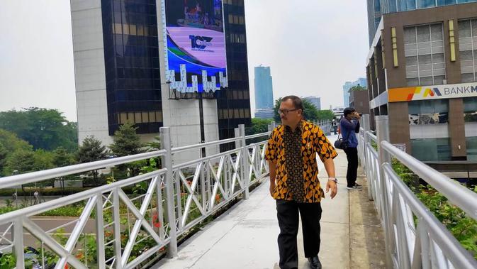 Atap jembatan penyeberangan orang (JPO) di kawasan Jalan Sudirman dibuka Pemprov DKI Jakarta. (Liputan6.com/Rizki Putra Aslendra)