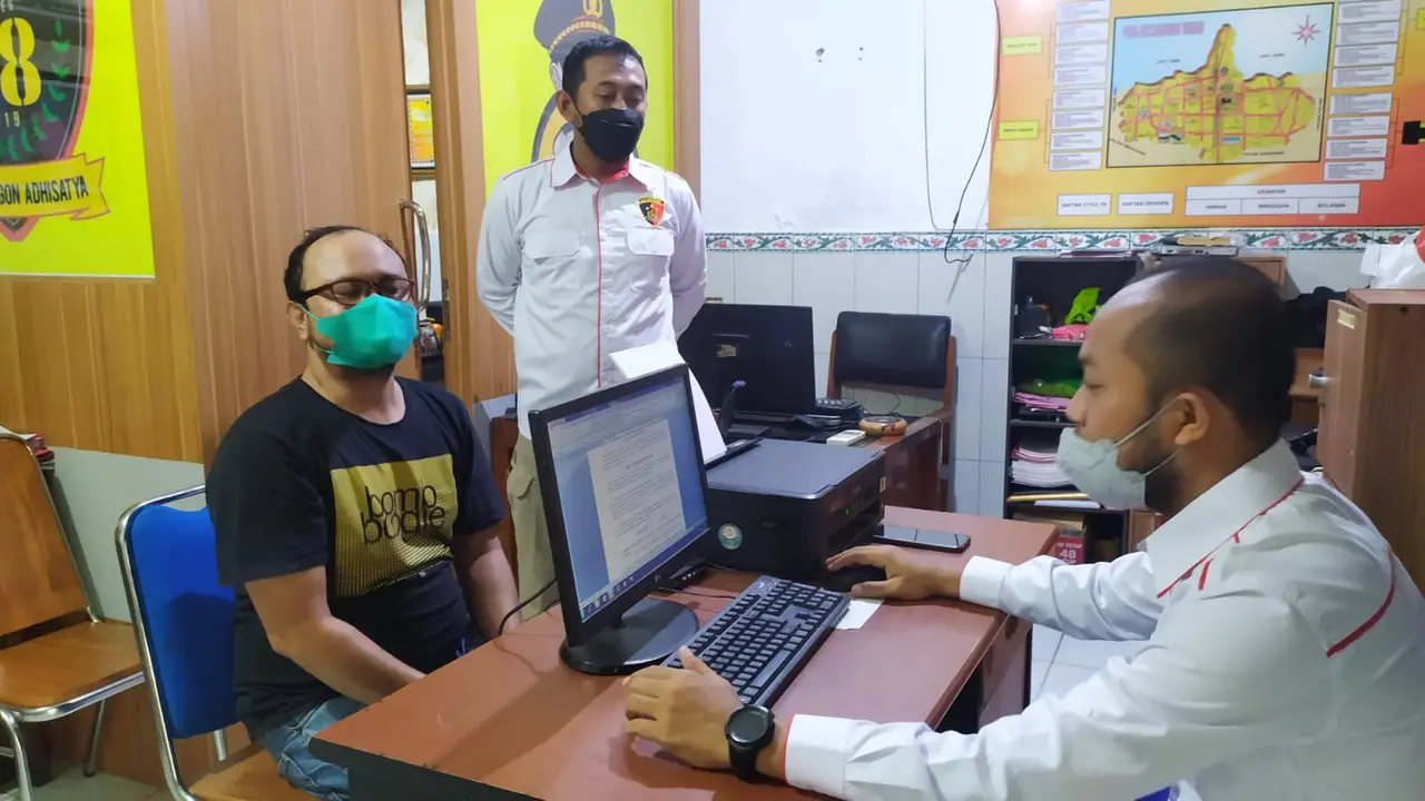Pelaku (kiri) ketika diamankan di Polsek Kota Tuban guna proses hukum lebih lanjut. (Adirin/Liputan6.com)