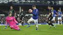 Kiper Boreham Wood, Taye Ashby-Hammond berusaha melakukan penyelamatan dari kejaran pemain Everton, Anthony Gordon pada putaran kelima Piala FA Inggris di Goodison Park di Liverpool, Inggris, Jumat (4/3/2022). Kemenangan ini mengantar Everton lolos ke perempat final Piala FA. (AP Photo/Jon Super)