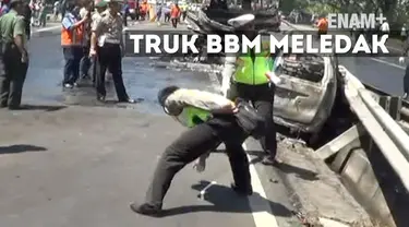 Polisi melakukan evakuasi dan olah TKP kejadian kecelakaan antara sopir truk BBM dan Avanza di Jalan tol Porong-Sidoarjo