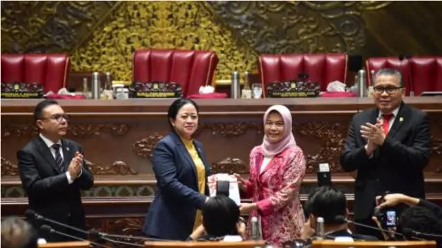 Ketua Badan Pemeriksa Keuangan (BPK) Isma Yatun serahkan Ikhtisar Hasil Pemeriksaan Semester (IHPS) I Tahun 2023 kepada DPR, Selasa (5/12/2023). (Foto: Laman BPK)