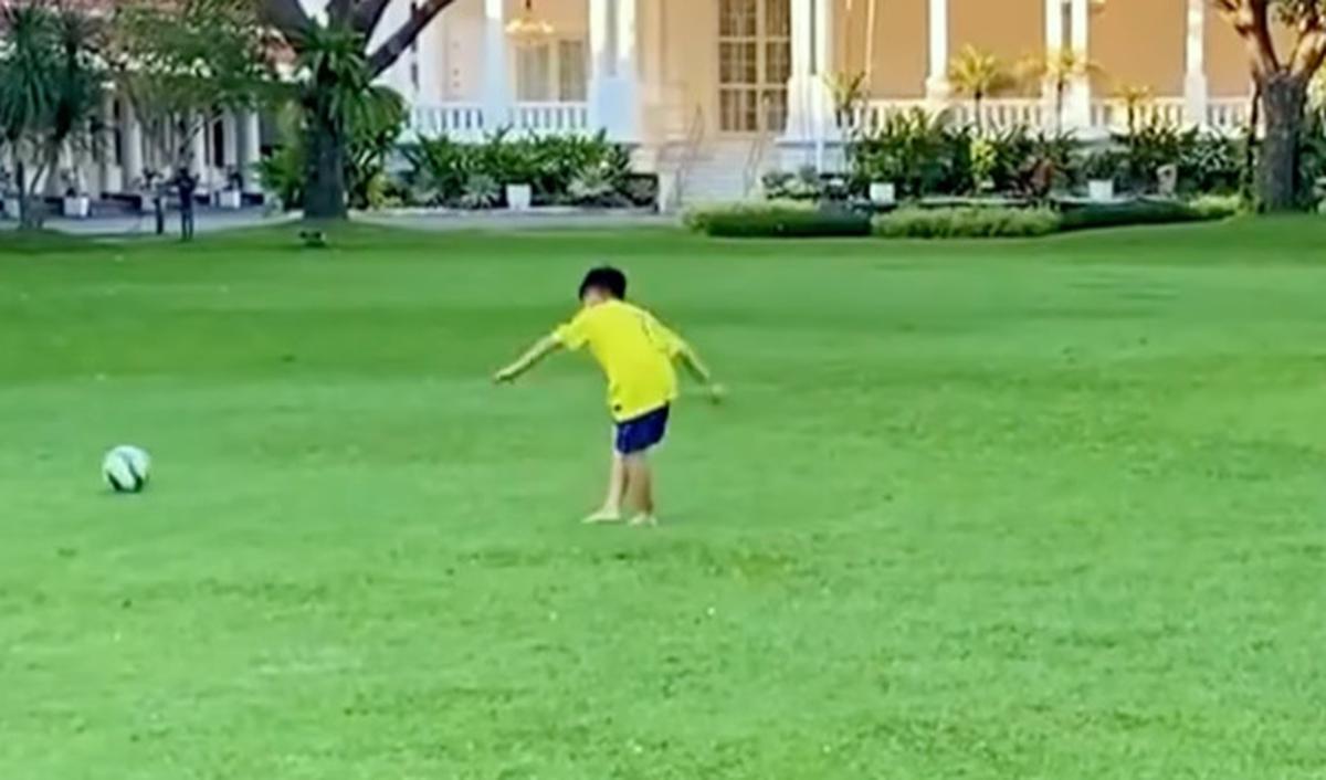 Keduanya sama-sama tanpa memakai alas kaki sepatu maupun sandal alias 'nyeker'.