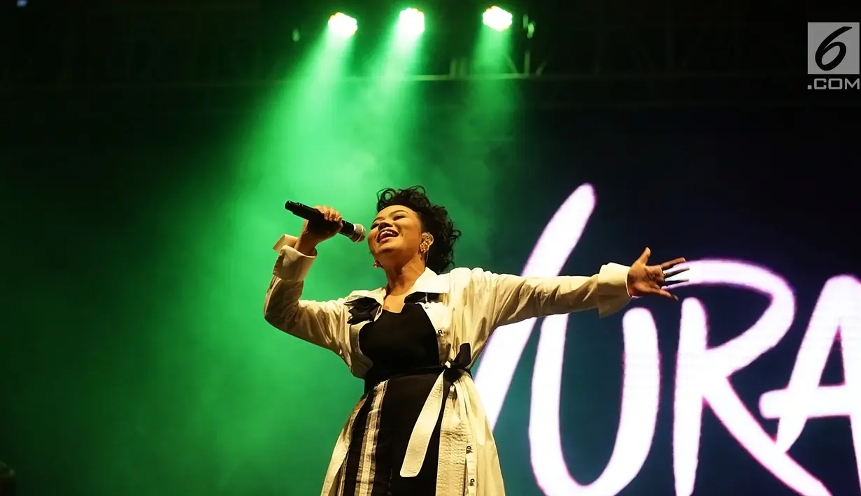 Yura Yunita saat tampil dalam acara Balkonjazz Festival 2019 di Balkondes Tuksono, Borobudur, Magelang, Jawa Tengah, Sabtu (14/9/2019). Yura terlihat berpenampilan edgy dengan busana black and white. (Fimela.com/Bambang Ekaros Purnama)
