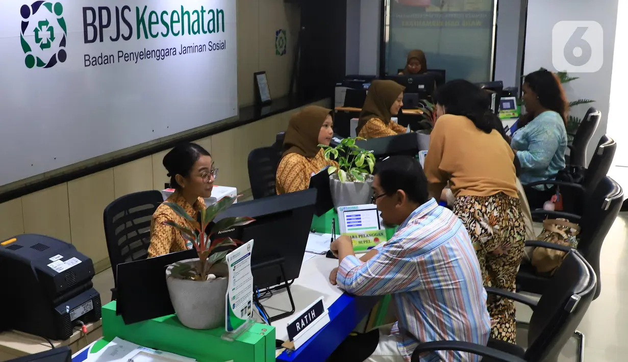 Petugas melayani peserta di Kantor BPJS Kesehatan, Jakarta, Selasa (10/3/2020). Mahkamah Agung (MA) membatalkan kenaikan iuran BPJS Kesehatan setelah mengabulkan sebagian permohonan uji materi terhadap Perpres Nomor 75 Tahun 2019 tentang Jaminan Kesehatan. (Liputan6.com/Angga Yuniar)