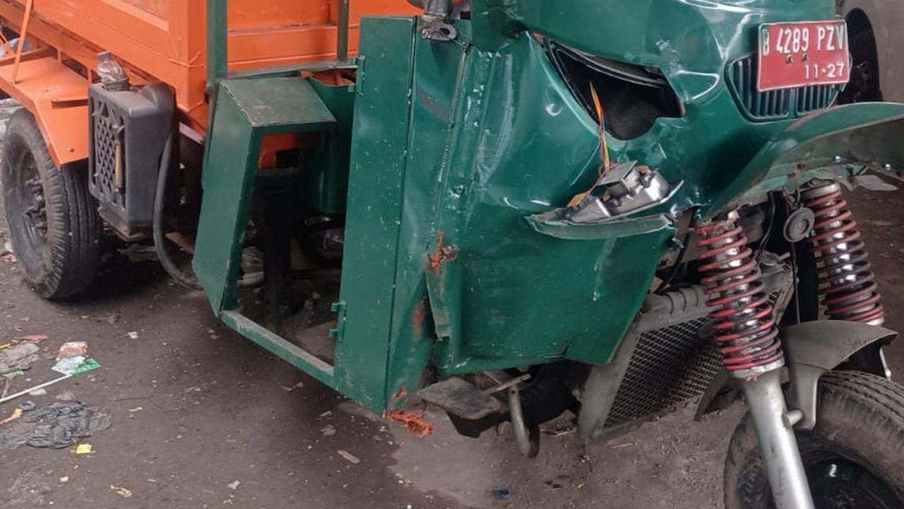 gerobak pasukan oranye ditabrak mobil