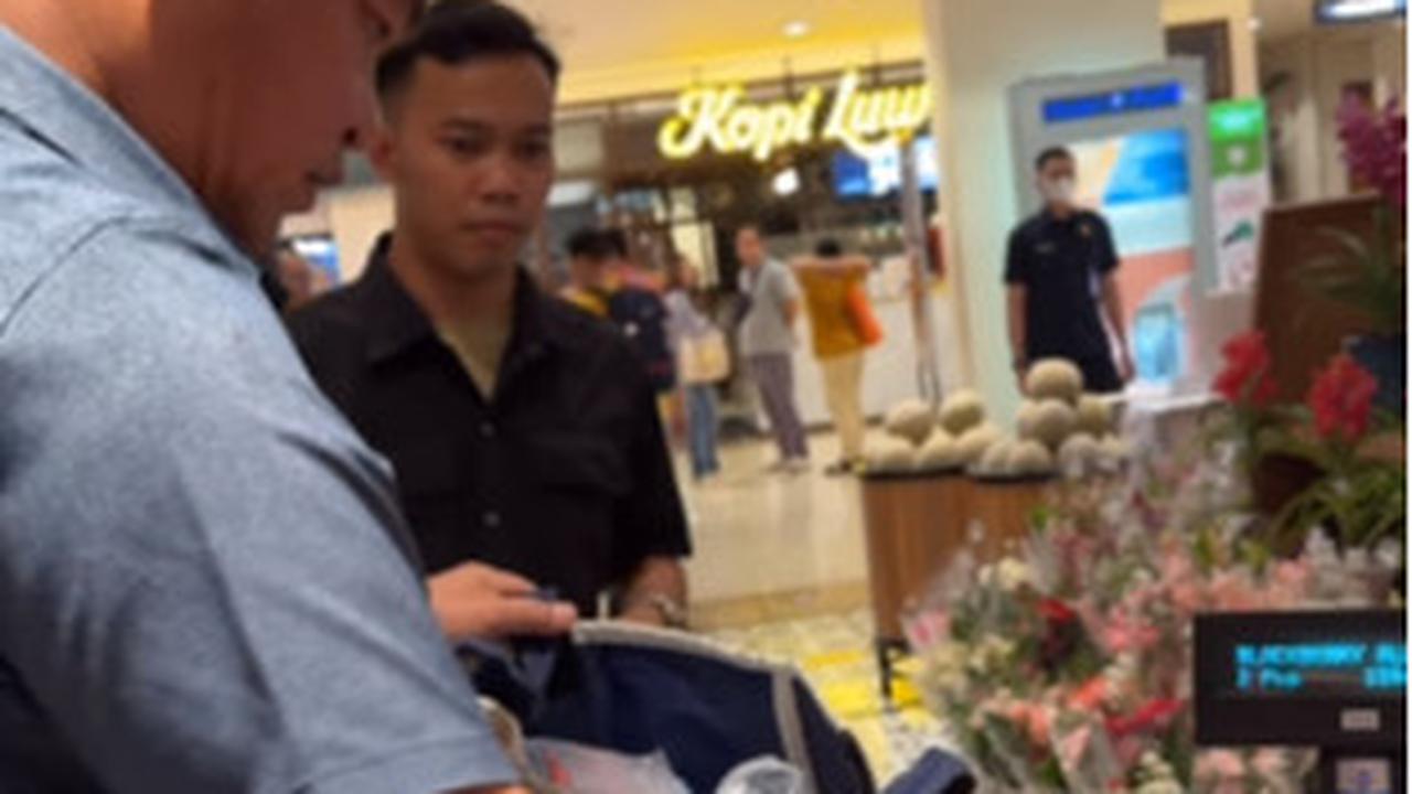 Momen Kasad Maruli Belanja di Supermarket, Rapikan Belanjaan Sendiri Ajudan Sampai Bengong