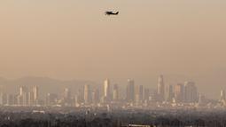 Ruang udara di kota Los Angeles, Amerika Serikat diselimuti polusi kabut asap. (AP Photo/Etienne Laurent)