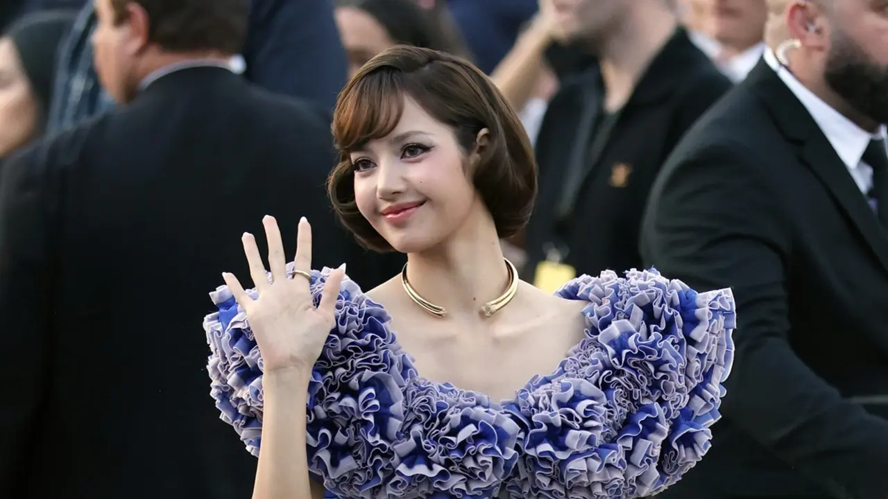 Lisa BLACKPINK Tampil Elegan dengan Gaya Vintage di Louis Vuitton Spring/Summer 2027 Paris Fashion Week
