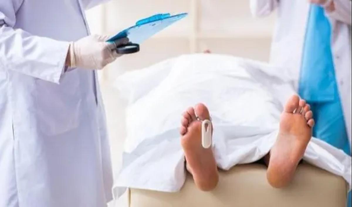 Tidak hanya soal perut, Ia juga bercerita mengenai luka pada leher yang diderita sang anak. Meski terlihat menyakitkan, namun wajah putrinya seperti orang yang tengah tersenyum.