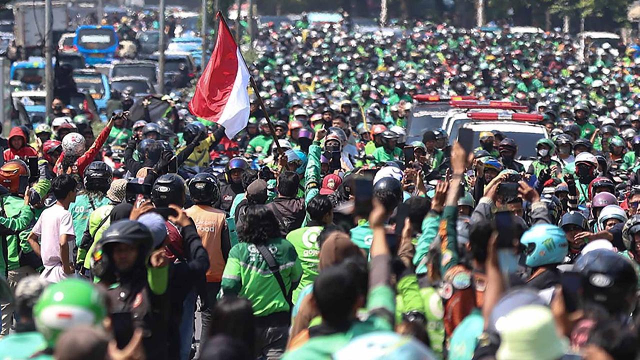 FOTO: Ribuan Ojol Antar Kepergian Affan ke Peristirahatan Terakhir