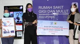 Perwakilan Pepsodent secara simbolis menyerahkan bantuan Pepsodent Active Defense untuk mendukung aktivitas para mahasiswa ketika melakukan pelayanan perawatan gigi dan mulut di Fakultas Kedokteran Gigi Universitas Prof. Dr. Moestopo (Beragama). (Liputan6.com/HO/Pepsodent)