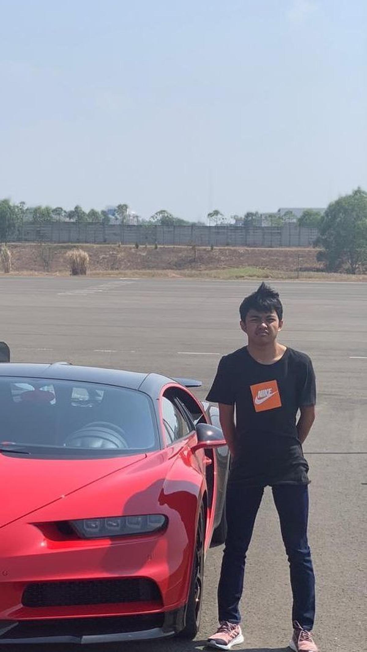 Jhony Saputra kerap memamerkan gayanya saat balapan. Ia juga kerap dekat dengan beberapa artis. Baru-baru ini sosoknya dikabarkan dekat dengan Happy Asmara.