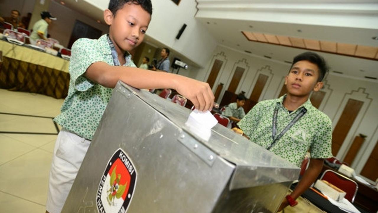 Antusiasme siswa SD laksanakan simulasi Pemilu di Gedung KPU