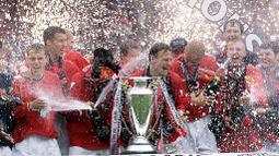Manchester United merebut gelar keenam Liga Inggris pada musim 1999/2000. Kala itu, Setan Merah mampu finis dengan koleksi 91 poin. Mereka unggul 18 angka dari Arsenal sebagai runner up klasemen. Dwight Yorke dan Andy Cole menjadi mesin gol MU kala itu. (AFP/Gerry Penny)