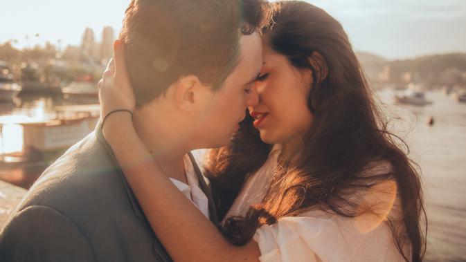 Kenali 12 Jenis Ciuman Dari Seluruh Dunia Beserta Artinya Health Liputan6 Com Pasalnya, berciuman merupakan salah satu bentuk untuk menunjukkan kasih sayang terhadap pasangan. kenali 12 jenis ciuman dari seluruh