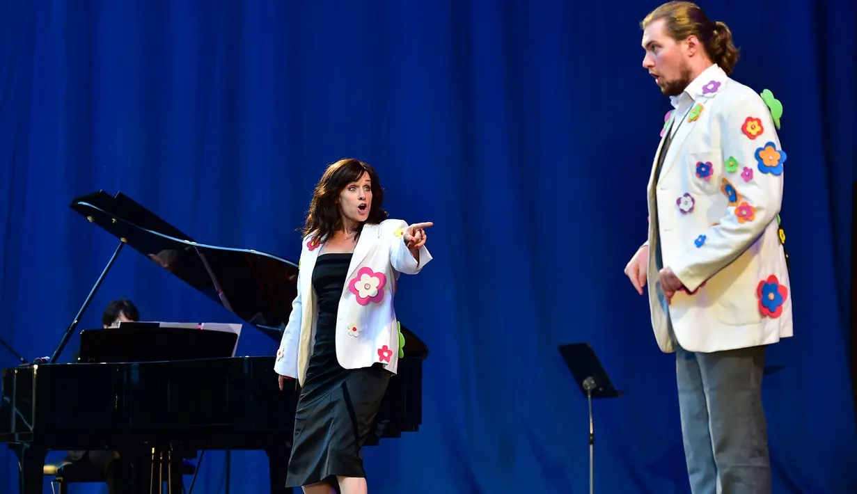 Sejumlah artis tampil dalam konser luar ruangan yang diadakan di Palm Garden di Frankfurt, Jerman, pada 1 Agustus 2020. Serangkaian konser diadakan di Frankfurt mulai 1 hingga 30 Agustus dengan langkah-langkah pengendalian dan pencegahan COVID-19 yang ketat. (Xinhua/Lu Yang)