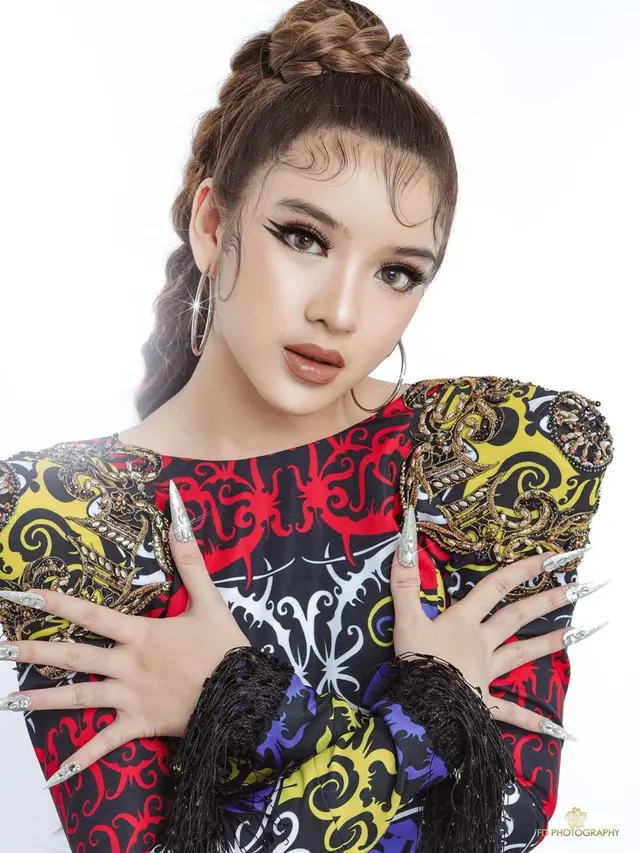 6 Gaya Pemotretan Tiara Anugrah Bergaya Swag, Bikin Pangling