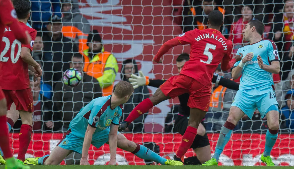 Proses terjadinya gol yang dicetak gelandang Liverpool, Georginio Wijnaldum. The Reds menguasai jalannya laga dengan penguasaan bola mencapai 57 persen sementara Burnley hanya 43 persen. (EPA/Peter Powell)