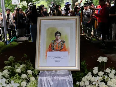 Jenazah penyanyi senior Titiek Puspa sesaat sebelum dimakamkan di Tempat Pemakaman Umum (TPU) Tanah Kusir, Jakarta, Jumat (11/4/2025). (Liputan6.com/Herman Zakharia)