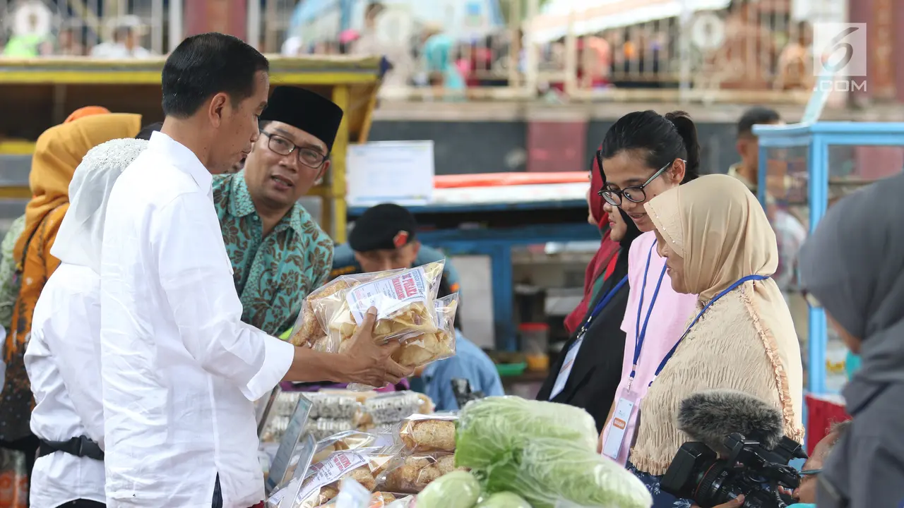 Jokowi Temui Ibu-Ibu Penerima Program Mekaar di Garut