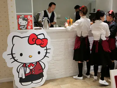 Karyawan saat menyiapkan makanan untuk pengunjung yang datang ke restoran bertema Hello Kitty, di Shanghai, Cina, April 9, 2016. Restoran ini merupakan restoran pertama yang resmi memakai Hello Kitty sebagai temanya.( REUTERS Ealy Son)
