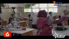 Wali Kota Surabaya Tri Rismaharini pada Selasa pagi (8/12) mengajar dalam simulasi sekolah tatap muka kepada 18 pelajar di SMPN 1 Surabaya dengan protokol kesehatan secara ketat.