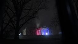 Gedung Putih diterangi dengan warna merah, putih dan biru untuk mendukung Tim Olimpiade dan Paralimpiade AS pada 03 Februari 2022 di Washington, DC. Olimpiade Musim Dingin Beijing 2022 berlangsung mulai 4 hingga 20 Februari. (Win McNamee/Getty Images/AFP)