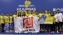 Pebulutangkis Jaya Raya foto bersama usai menjuarai Kejurnas PBSI di Britama Arena, Sabtu (22/12). Jaya Raya menjadi juara Kejurnas PBSI 2018. (Bola.com/M Iqbal Ichsan)