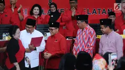 Ketum PDIP Megawati Soekarno Putri (kiri) usai menyerahkan surat rekomendasi pada Pasangan Cagub-Cawagub Jatim, Saifullah Yusuf (baju putih) dan Abdullah Azwar Anas (ketiga kiri) usai ditetapkan, Jakarta, Minggu (15/10). (Liputan6.com/Helmi Fithriansyah)