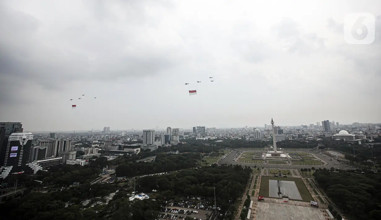 Pesawat tempur F-16 TNI AU terbang melintas di atas Istana Merdeka saat upacara peringatan detik-detik proklamasi di Jakarta, Rabu (17/8/2022). Aksi pesawat tempur TNI AU tersebut untuk memperingati Hari Ulang Tahun ke-77 Republik Indonesia. (Liputan6.com/Faizal Fanani)