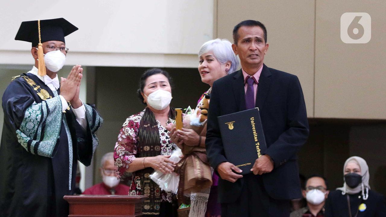 Momen Haru Saat Orangtua Wakili Wisuda Brigadir J