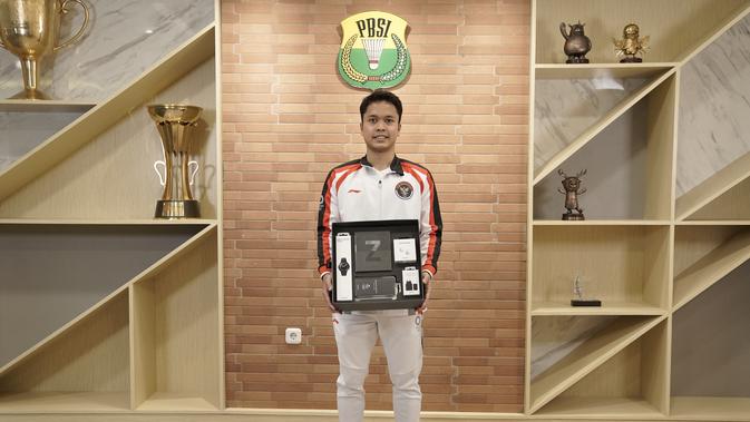Peraih medali perunggu Olimpiade 2020 cabor badminton tunggal putra Anthony Sinisuka Ginting menerima Galaxy Z Fold3 dari Samsung (Foto: Samsung Indonesia).