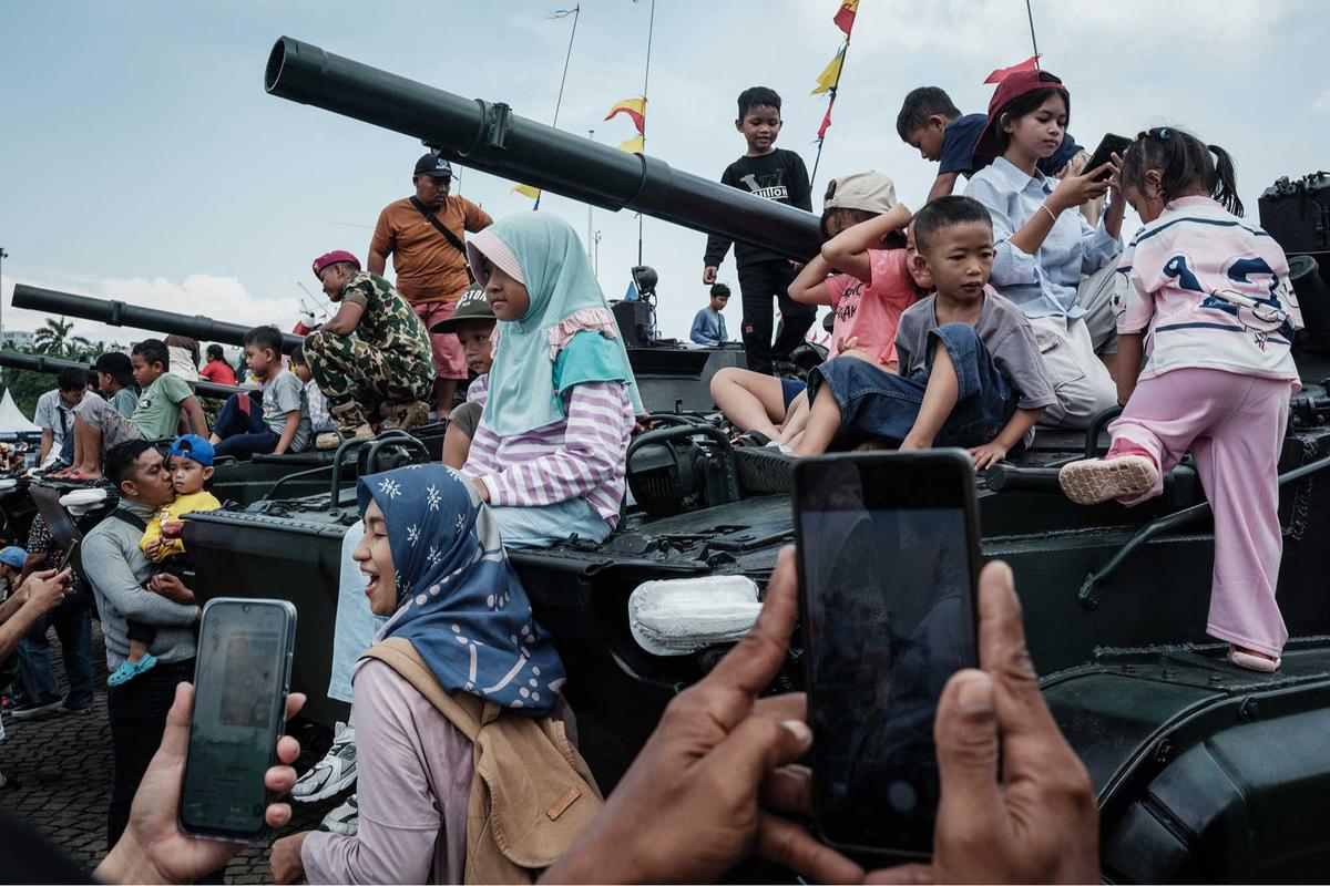 FOTO: Warga Serbu Hari Terakhir TNI Fair 2025 di Monas