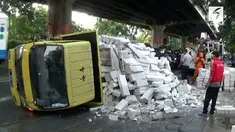 Truk pembawa batako untuk pembangunan Wisma Arlet terguling di Jalan DI Panjaitan Jakarta Timur. Truk terbalik akibat patas AS saat melewati jalan berlubang
