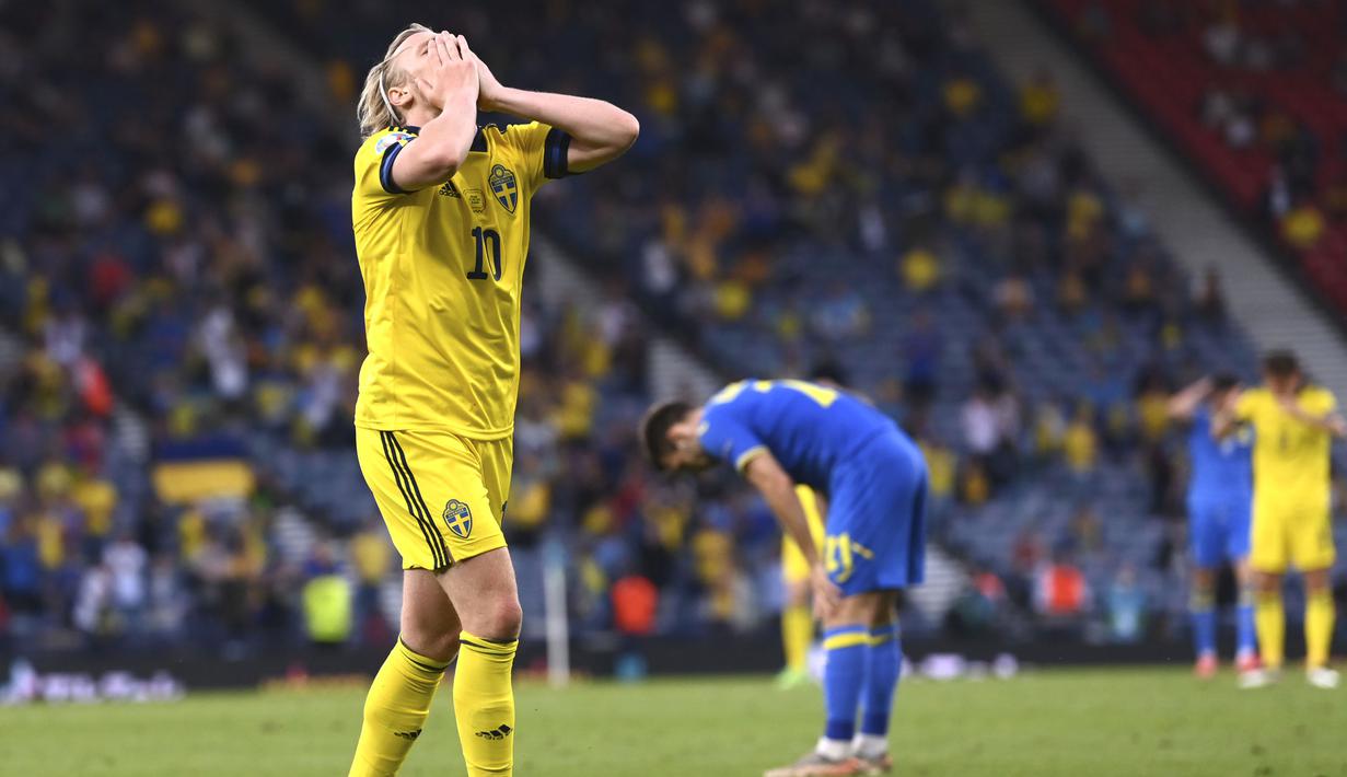 Emil Forsberg tercatat beberapa kali membuat peluang pada babak kedua yaitu pada menit ke-54, ke-56, dan ke-59. Sayangnya tendangannya beberapa kali masih nyangkut di kiper Ukraina, Heorhiy Bushchan. (AP/Pool/Stu Forster)