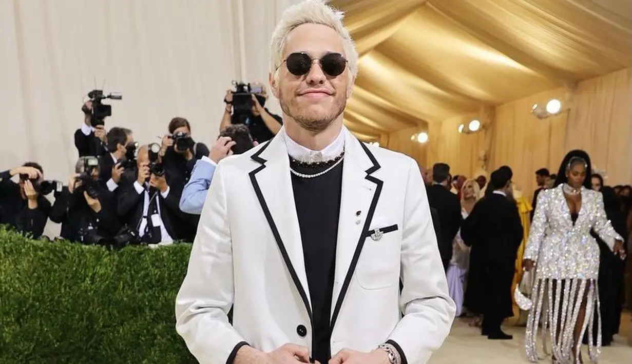 <p>Tak ingin ketinggalan, pelawak dan aktor Pete Davidson juga tampil di Met Gala 2021 mengenakan simple black dress dengan white blazer dan sepasang kalung berkilau untuk tampilan galanya. (Instagram/_metgala2021).</p>