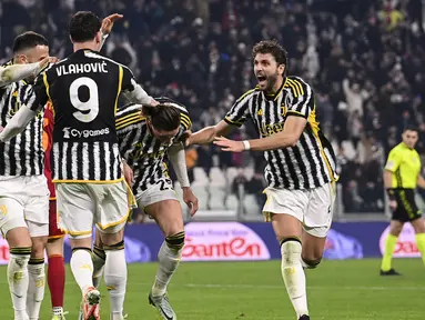 Juventus terus mengganggu Inter Milan sebagai pemuncak klasemen sementara Serie A Liga Italia 2023/2024 di akhir tahun 2023. Berkat kemenangan tipis 1-0 atas AS Roma pada pekan ke-18 di Allianz Stadium, Turin, Sabtu (30/12/2023) malam waktu setempat atau Minggu (31/12/2023) dini hari WIB, Juventus tetap menjaga jarak di posisi kedua dengan mengemas 43 poin, hanya berselisih dua poin saja dari Inter Milan. Satu-satunya gol kemenangan Juventus atas AS Roma dicetak oleh Adrien Rabiot hanya dua menit setelah babak kedua dimulai. (LaPresse via AP Photo/Marco Alpozzi)