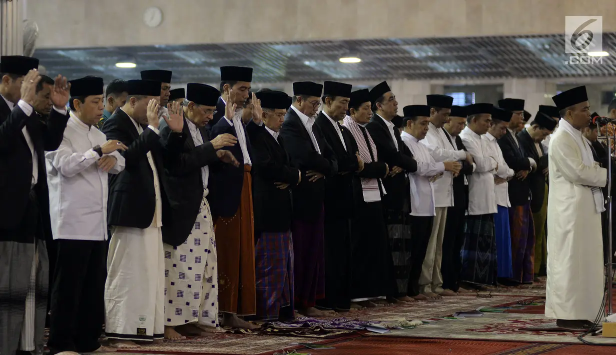 Presiden Joko Widodo (Jokowi) bersama Wapres Jusuf Kalla melaksanakan Salat Idul Fitri di Masjid Istiqlal, Jakarta, Minggu (25/6). Pemerintah menetapkan 1Syawal 1438 H pada Minggu (25/6) setelah menunaikan 29 hari ibadah puasa. (Liputan6.com/Johan Tallo)