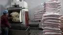 Seorang pekerja roti Palestina membuat roti di Kota Gaza, pada  12 Maret 2022. Melonjaknya harga energi dan makanan yang dipicu oleh invasi Rusia ke Ukraina mendorong beberapa negara Timur Tengah ke tepi jurang.  (AP Photo /Adel Hana)