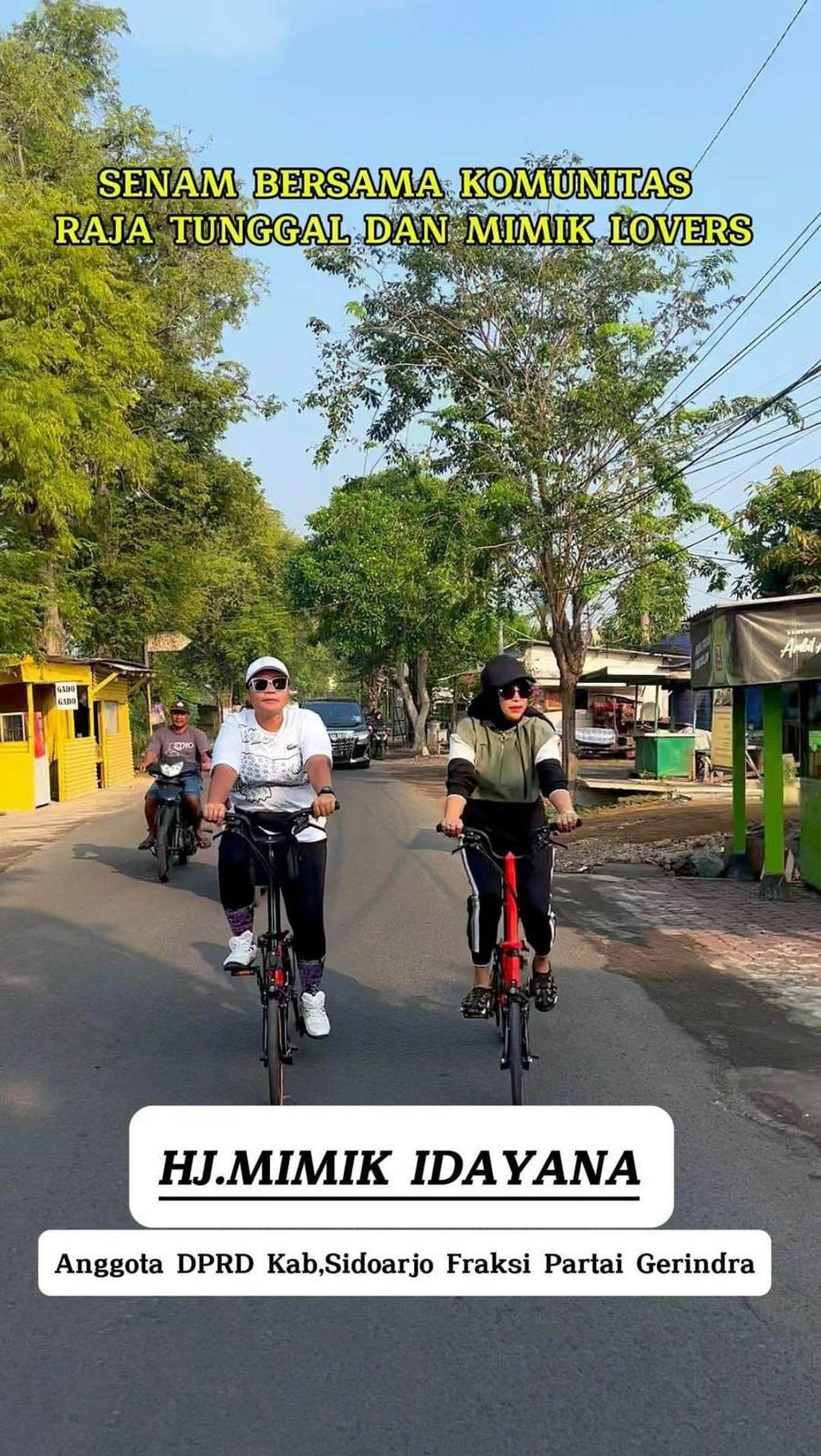 Selain itu, Mimik Idayana juga kerap bersepeda sambil menyapa masyarakat Sidoarjo.