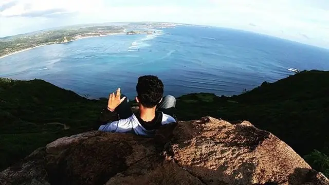Seorang pendaki berada di Gunung Prabu
